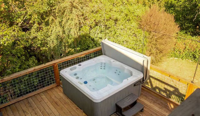 Vino Rio: Wine Country Hot Tub Russian River