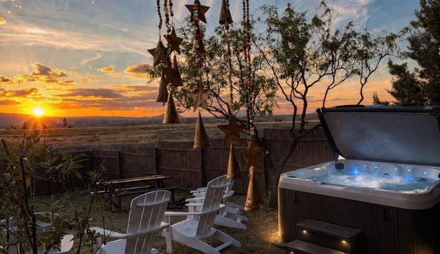 Vino & Vibes - 3BR - Peaceful Hot Tub + Beautiful Views + Game Room + PETS OK