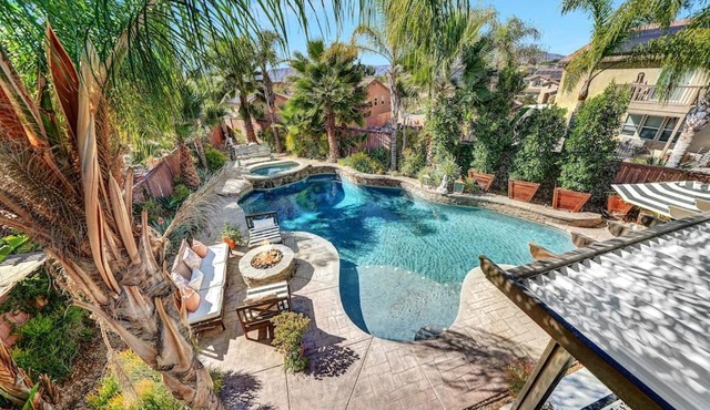 Vino Villa Large home Sleeps 10! Large Salt water pool/spa