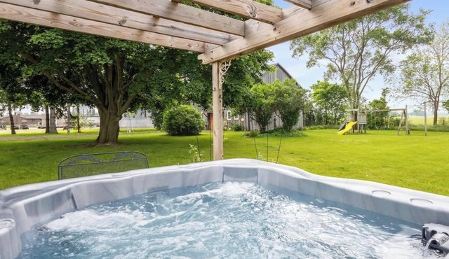 Vintage 1920s Farmhouse - Barn, Hot Tub & Fire Pit