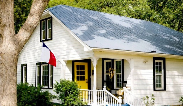 Vintage 1940 Farmhouse Retreat Near Round Top