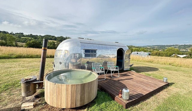 Vintage 1950 Airstream with valley views, fire pit and stargazing