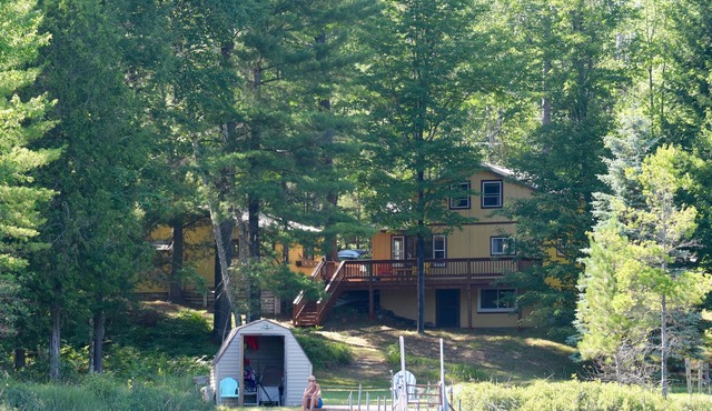 Vintage 1960 themed Lakefront cabin, fishing, hunting, eagle and loon watching.