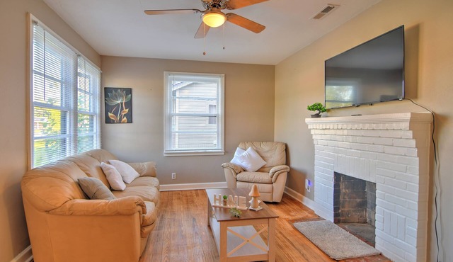 Vintage 2 bed 1 bath house with fenced in backyard in the heart of Valdosta.