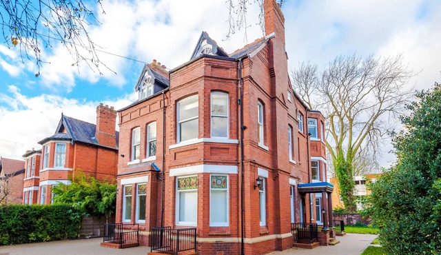 Vintage 2 bedroom apartment with free parking