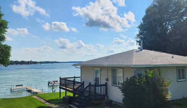 Vintage 2-bedroom cabin in tranquil Spirit Lake with WiFi, AC