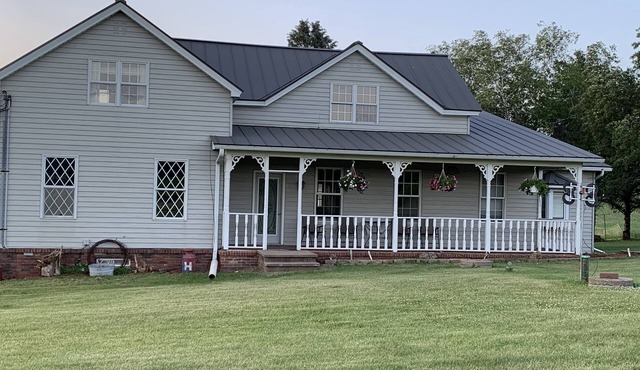 Vintage 2 or 4 Bedroom Farmhouse 1.5 miles from Mondovi