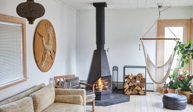 Vintage 3 bedroom rustic farmhouse with indoor fireplace