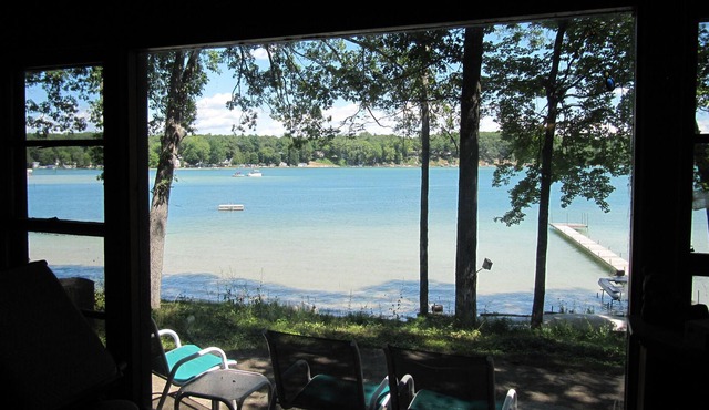 Vintage 3 bedroom cottage with 1.5 bath overlooking Bills Lake, Michigan