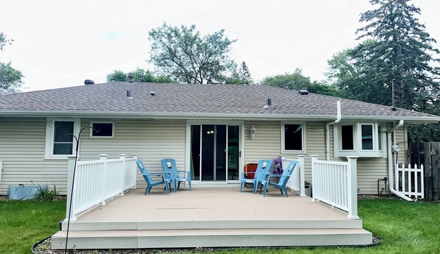 Vintage 4-bedroom house in Cottage Grove with spacious backyard and free parking