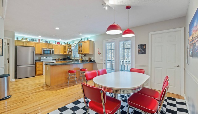 Vintage 50's & 60's theme Country Home on Wooded Acres near Franklin, Tennessee