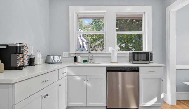 Vintage 5BR apt | ROKU HDTV | Sleeps 12