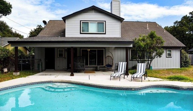 Vintage 6BR Home/Pool & Game Lounge