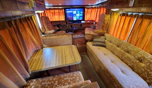 Vintage 80's Retro RV Experience, Back to 1985!