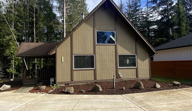 Vintage A frame home in Florence! 2 bedroom 3 beds, sleeps 6.