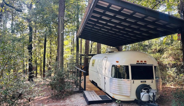 Vintage Airstream Camper w/AC. Secluded Stay