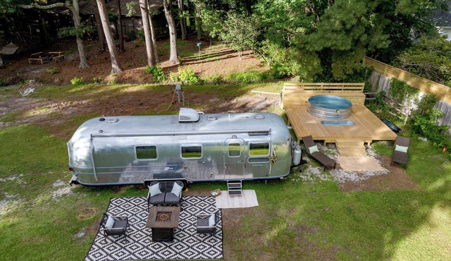 Vintage Airstream Glamping w/Cowboy Pool Near Wilmington