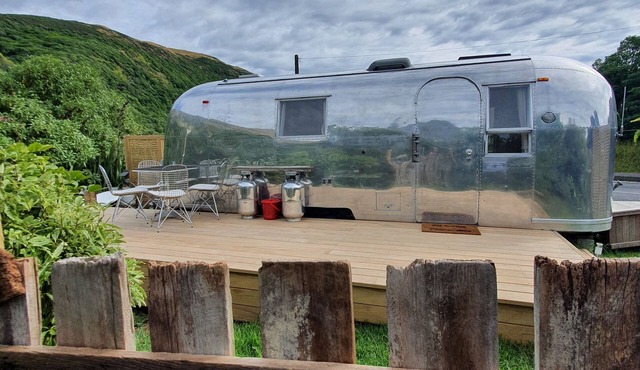 Vintage Airstream/Tiny Home Experience near beach, cafe, hiking & biking trails