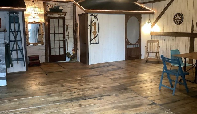 Vintage and antique house and barn. 15 minutes from Miller Zoo, Orchard at Ti-Paul,