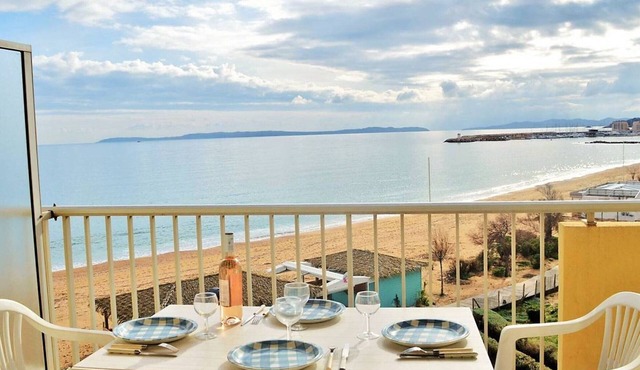 Vintage apartment with sea view terrace - Sleeps 4, secure parking