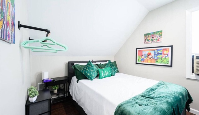 Vintage Arcade Apt with Parking