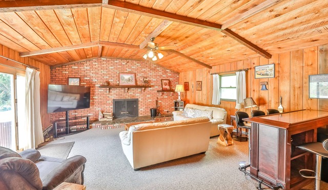 VINTAGE ART WINDHAM HOUSE WITH BAR, HOT TUB, FIREPLACE 5 MIN TO SKI