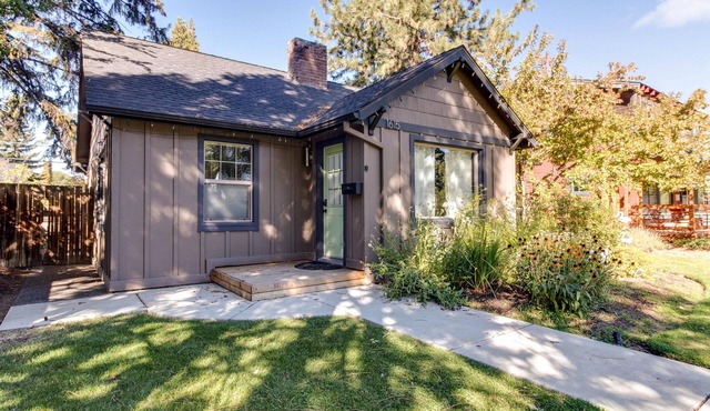 Vintage Awbrey- Fireplace, Hot Tub, AC, 100+mbps Wifi, Bikes, Walk Downtown