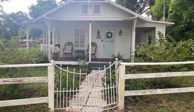 Vintage Beach Cottage with Cozy Vibes and cute Separate Casita. Pet Friendly!