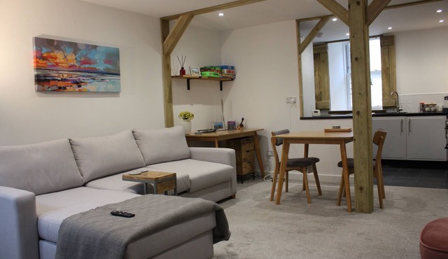 Vintage Beach House - a calm, stylish space by the beach.