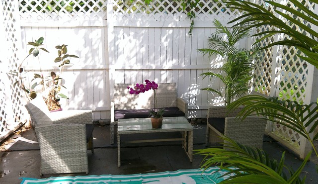 Vintage Beach Hut and Private Courtyard