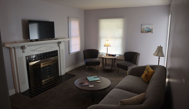 Vintage Bungalow Near Grosse Pointe & Down Town Detroit