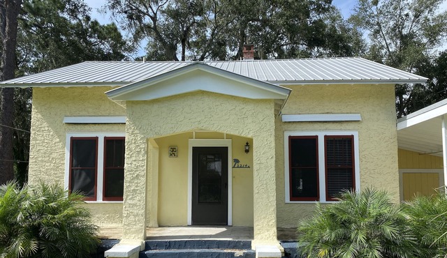 Vintage Bungalow on Private lot 5 mins St Johns River