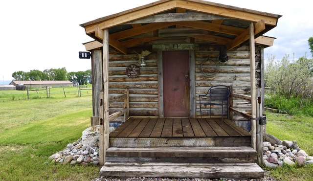 Vintage Cabin Experience on Riverside Property