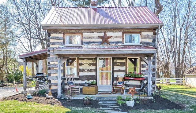 Vintage cabin in the ❤️ of Middletown , MD. Pet friendly and prime location.