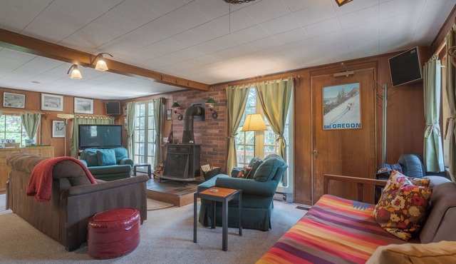 Vintage Cabin in the heart of Government Camp, hiking, electric car charger!