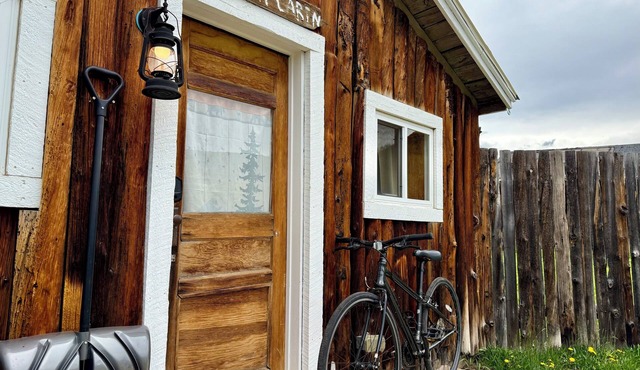Vintage Cabin Near Steamboat with Mountain Views and Hot Tub Access