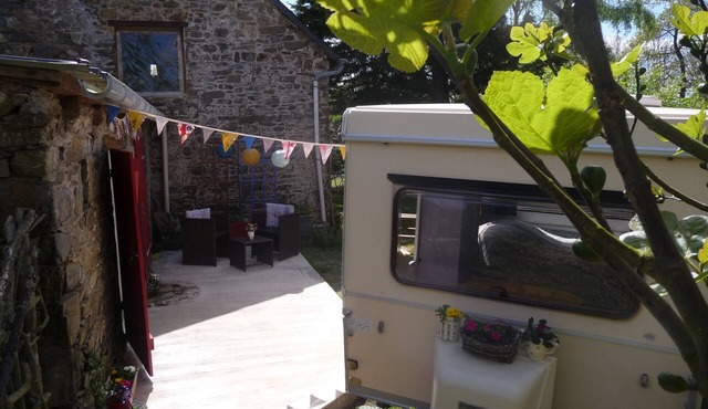 Vintage caravan with private bathroom & kitchen