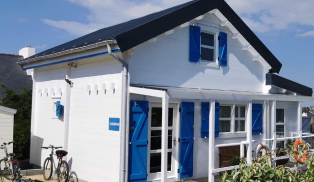 Vintage" chalet with sea and beach view 150 metres away for 5 people