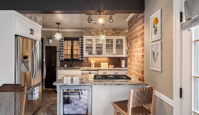 Vintage Charm at Ivy Cottage with separate hot tub hangout, pickleball!