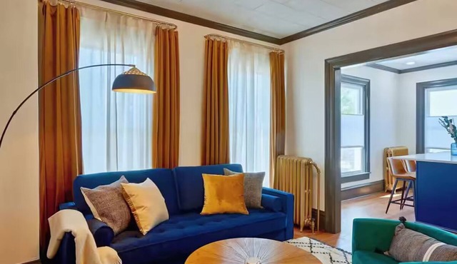 Vintage Charm Manor - Modern Luxury 2BR Suite, Close to Downtown & Bakery