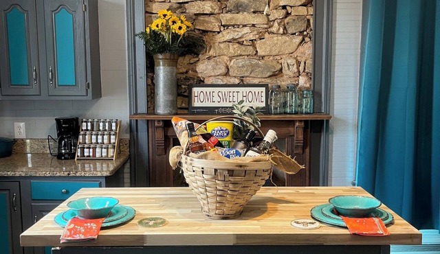 Vintage Charm, modern convenience-B & B w/Pool