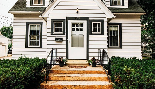 Vintage Charm/Modern Comforts. Walkable to downtown Baraboo.