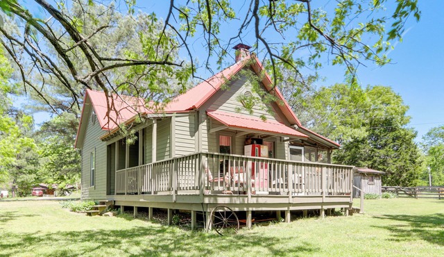 Vintage Charm + Outdoor Calm: Rural Arkansas Cabin