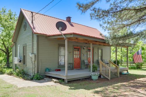 Vintage Charm + Outdoor Calm: Rural Arkansas Cabin