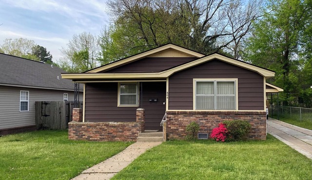 Vintage Charm, Upgraded - White Sheets + Fast Wi Fi + 2 King Beds