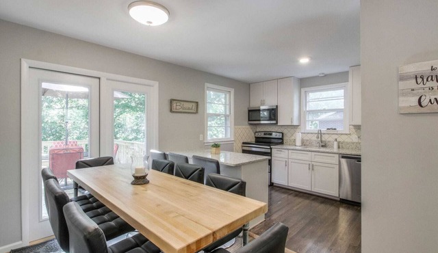 Vintage Charm-Wine cellar/bar room, sleeps 12!