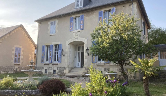 Vintage charm with walled garden near Vichy