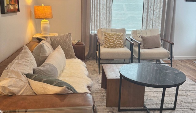 Vintage Charmer, 2-bedroom house with WiFi, AC in Downtown Tieton