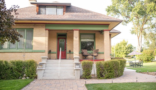 Vintage Charmer Entire Home Near Logan
