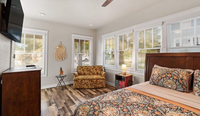 Vintage Charming 1-bedroom house with WiFi and AC in welcoming Fort Worth.